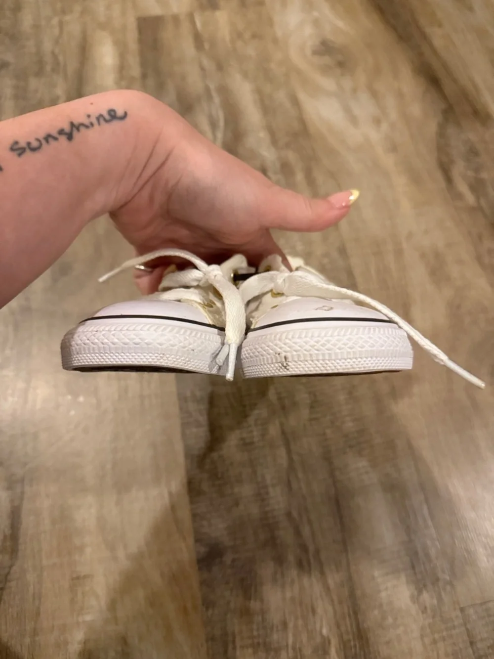 Converse Kids White Canvas Low-Top Sneakers with Gold Eyelets size 6